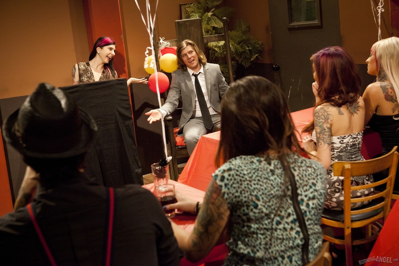 पेटाइट टैटू रानियाँ जेसी ली और जुलिएट ब्लैक हॉट FFM थ्रीसम में लिंग साझा करती हैं