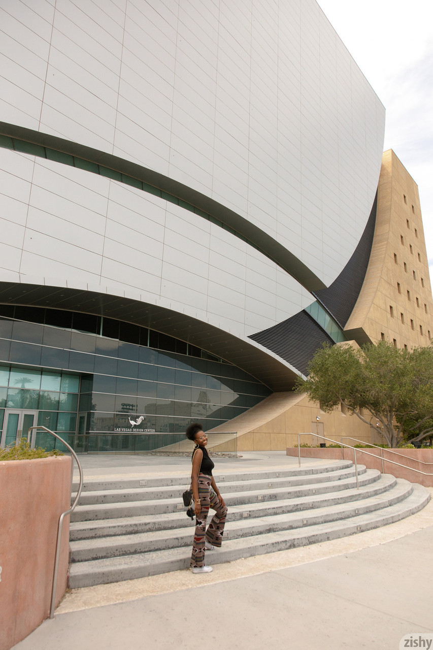 العاهرة الإبونية المشاكسة نيدا ماري تكشف عن ثدييها الطبيعيين ومؤخرتها الساخنة في الأماكن العامة