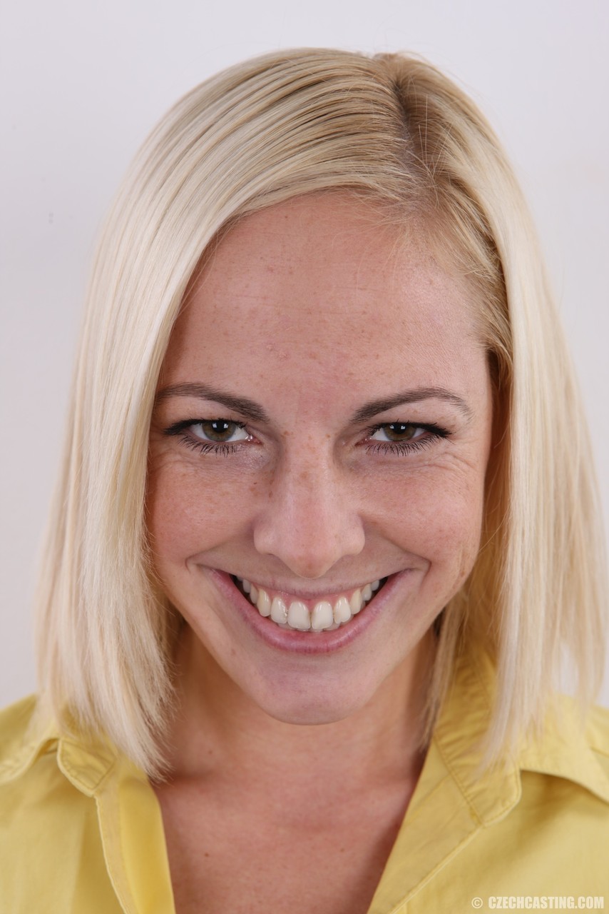 微笑的业余演员迈克尔拉为寻求色情明星地位的陌生人脱衣