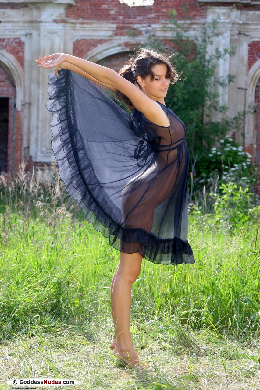 Petite Adolescente Larra Montre Sa Chatte Taillée Et Ses Petits Seins En Extérieur