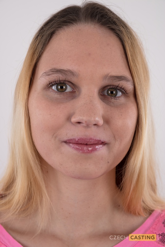 剃ったヴァギナのクローズアップ 初体験のクララが裸になる