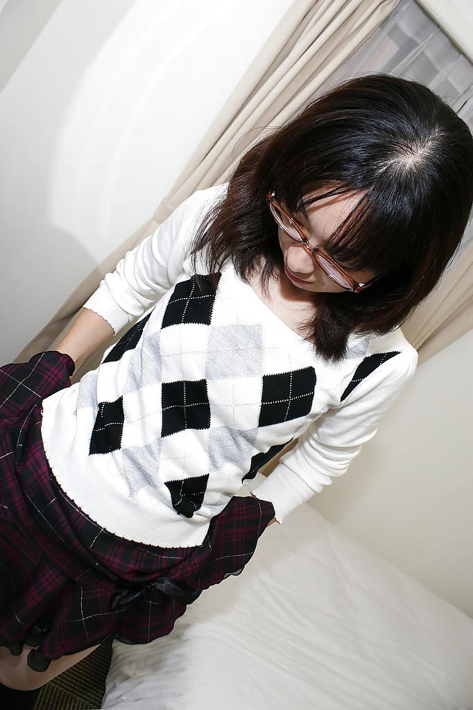 メガネをかけた淫らなアジア人美熟女がパンティを脱いで毛むくじゃらの割れ目をバイブで震わせる