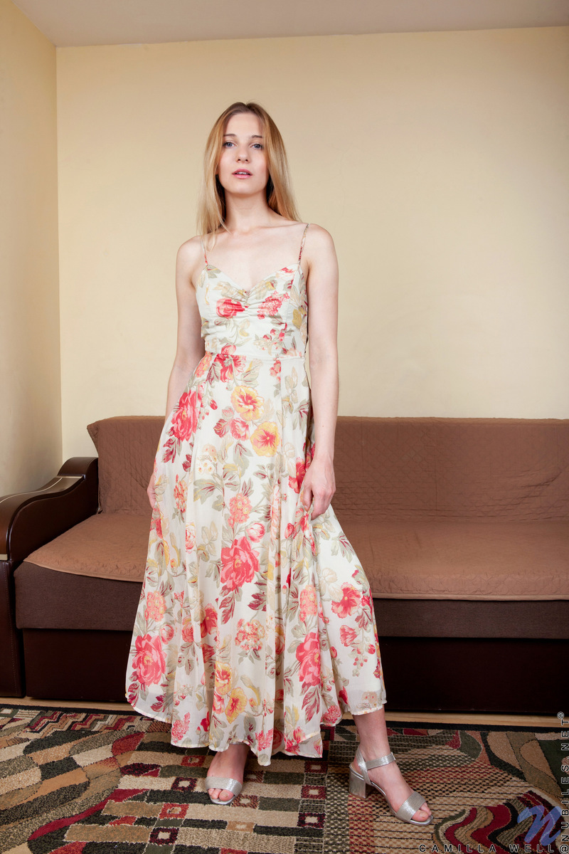 كاميلا تنتزع ملابسها وتكشف عن كسها الملساء المحلوقة منفردة