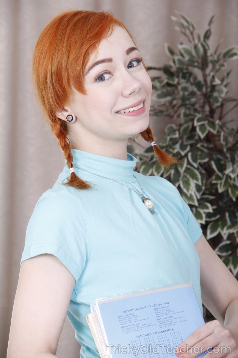 红发少女基拉·罗勒穿长袜骑老人阴茎