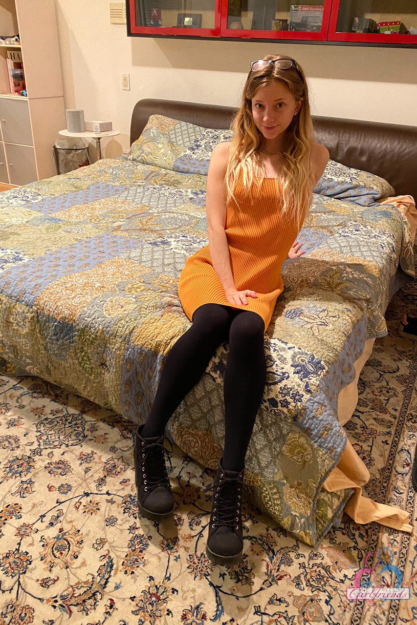 الحبيبة الهواية رايلي ستار تُظهر شفاه كس منتفخة وطيز محلوق