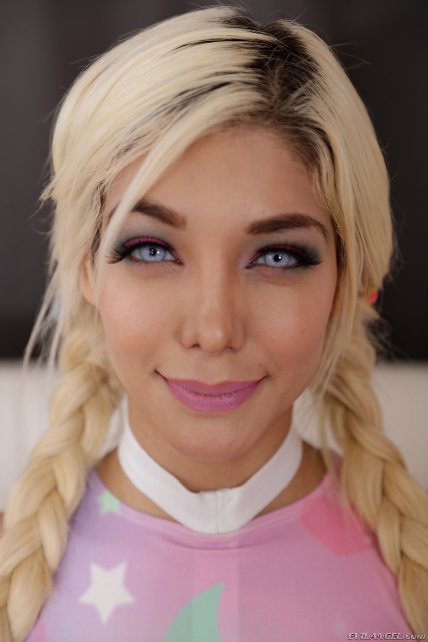 المراهقة الشقراء برايان إليزابيث جولي تُنكَح بعنف