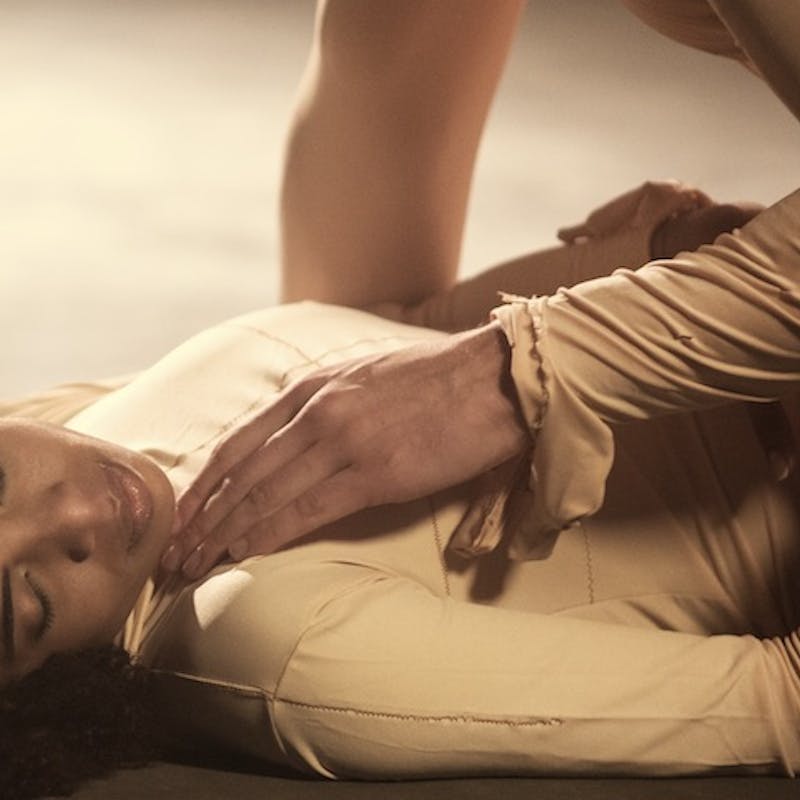 异国情调的黑檀美女卢娜·科拉松与她的白人男友亲热