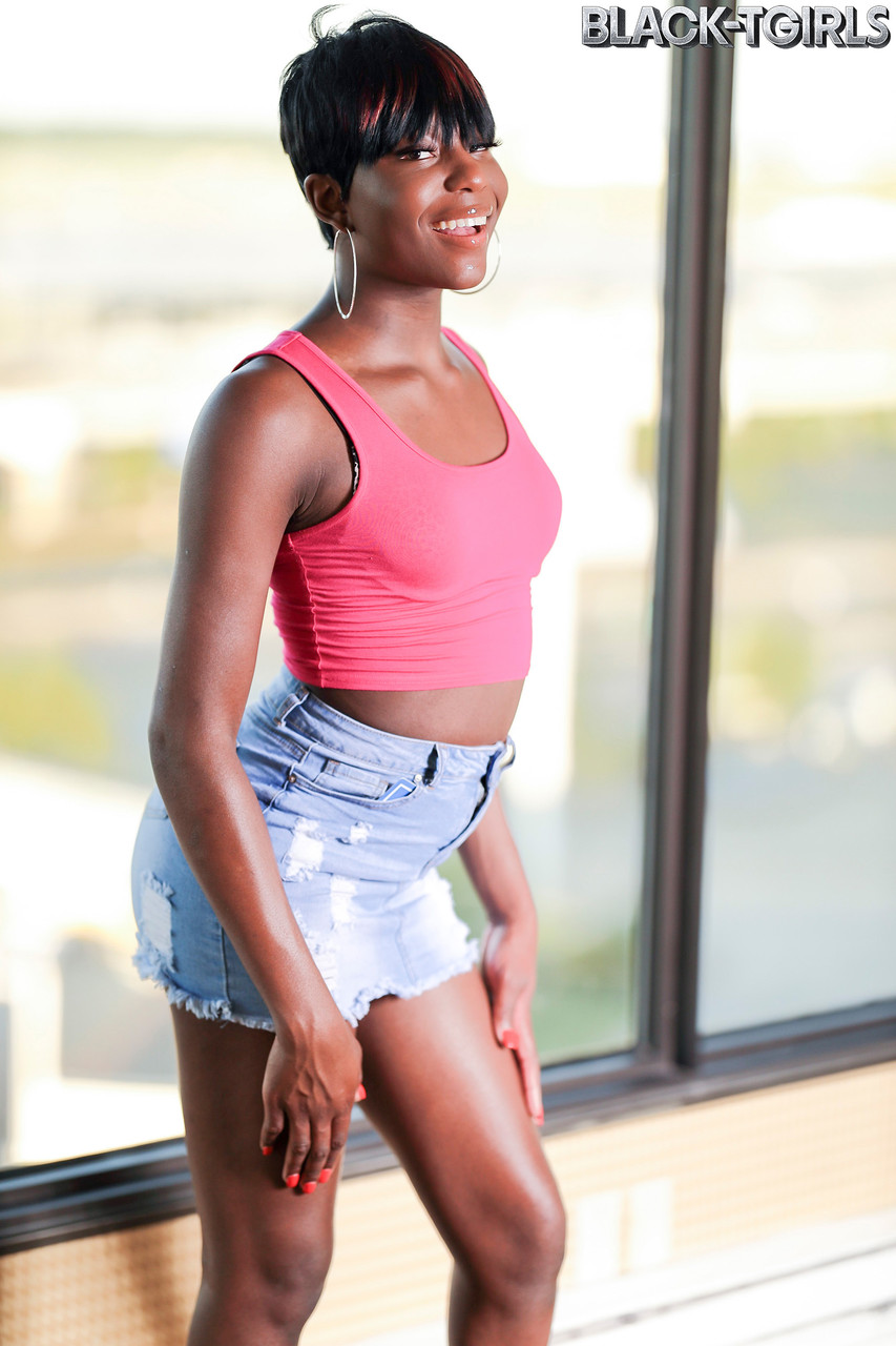 可愛い黒人ニューハーフLeleチョコレートが彼女の小さな胸と岩のように硬い巨大な黒いチンポを触る