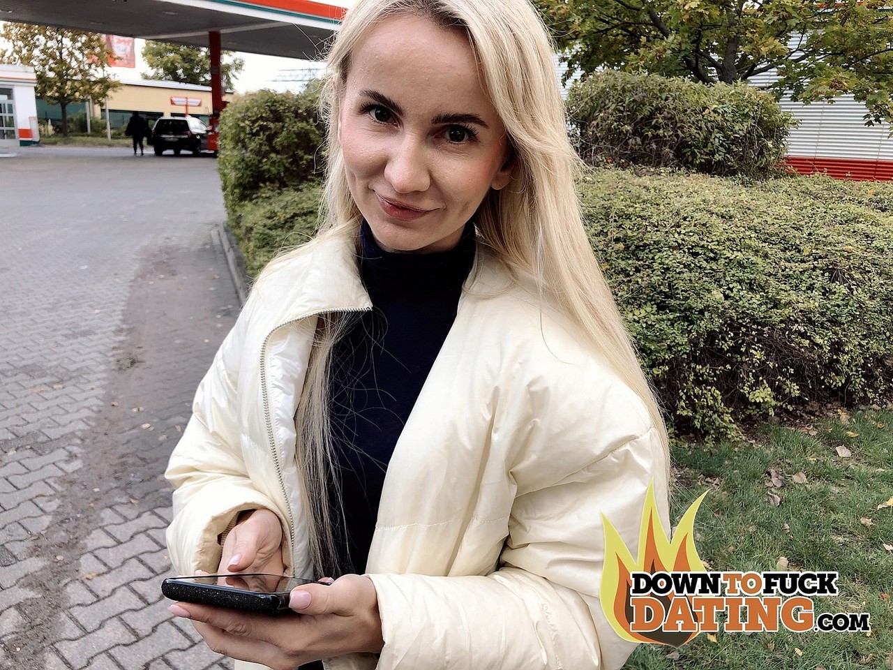 हंगेरियन मिल्फ़ मिया मूर को सार्वजनिक जगह पर एक विकृत व्यक्ति ने चोदा और फिल्माया