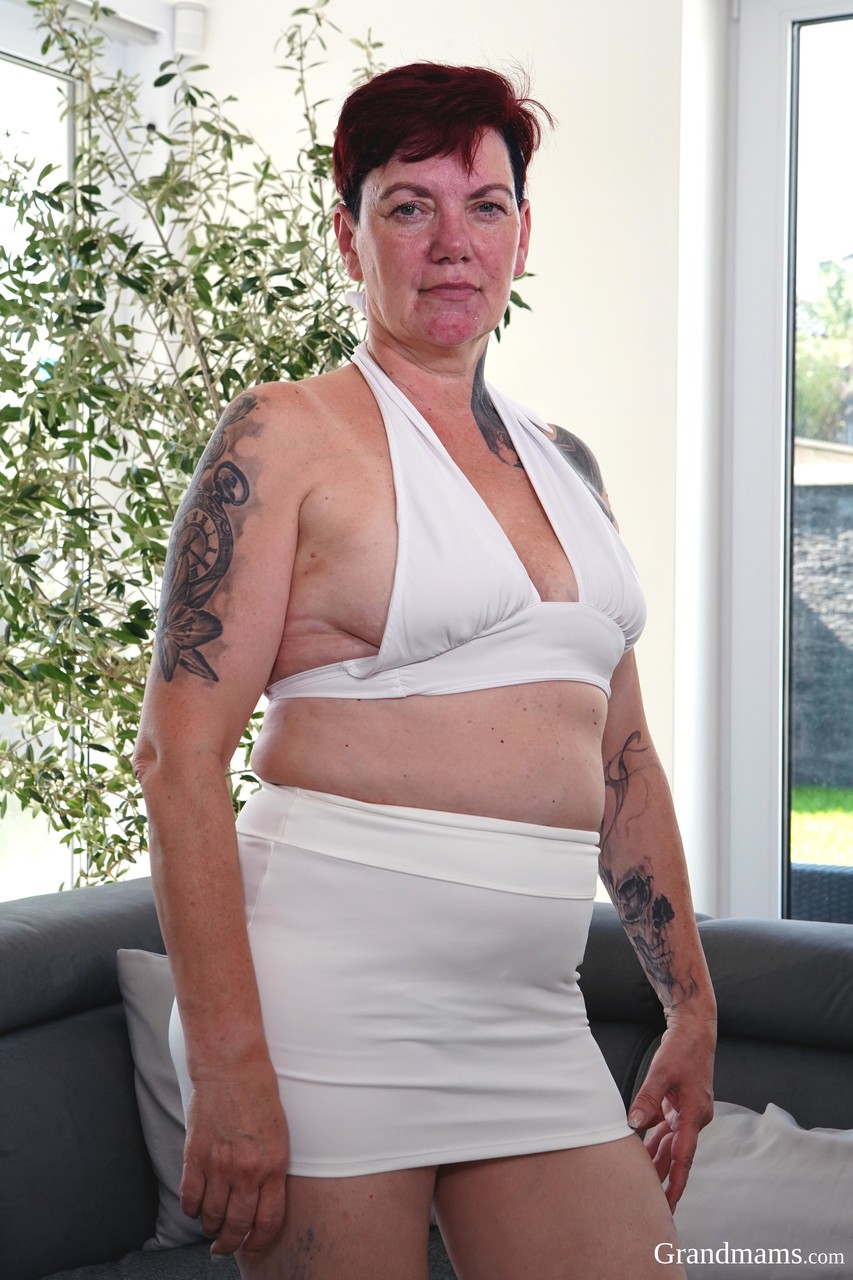 Dicke Oma Gia Rot Zeigt Ihre Großen Titten Und Masturbiert