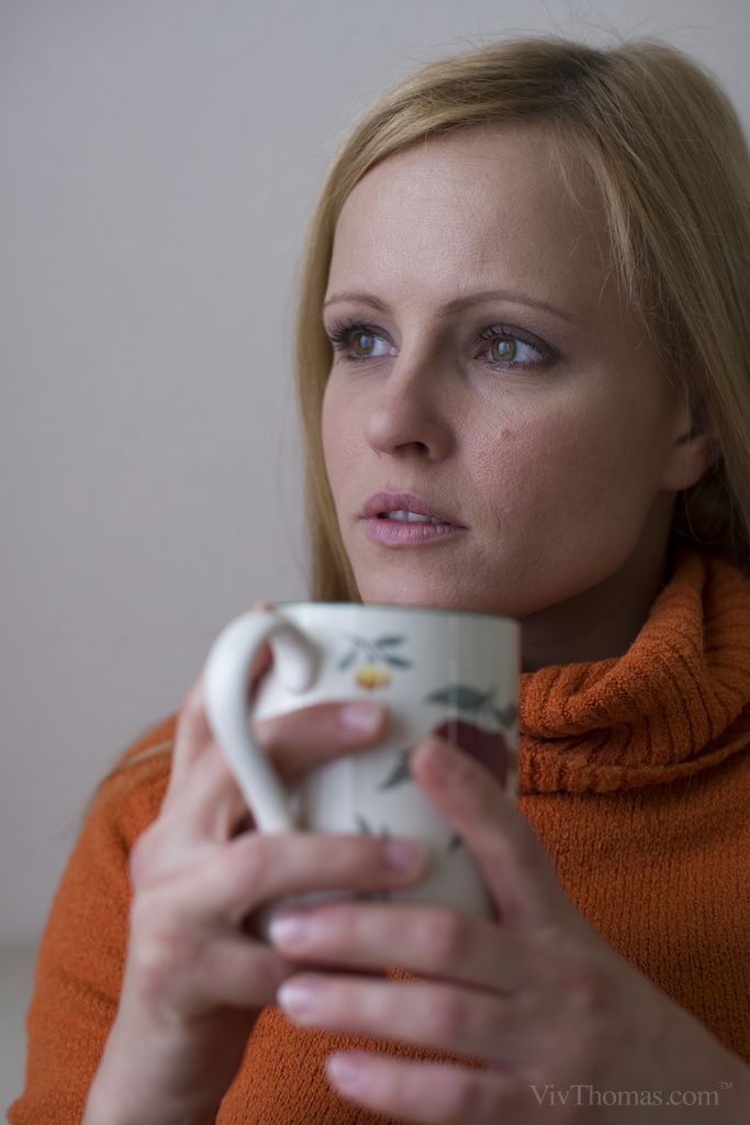 الأم الجنسية القلقة جو لا تستطيع النوم، فتحكّ بثديَيها الكبيرَين ومؤخّرتها لتخفيف التوتر