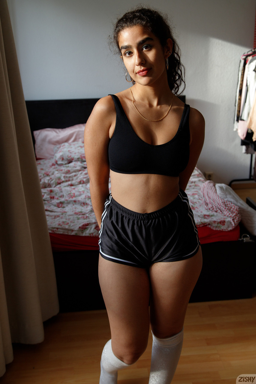 露娜·西尔弗，巴基斯坦美女，脱掉运动服洗澡