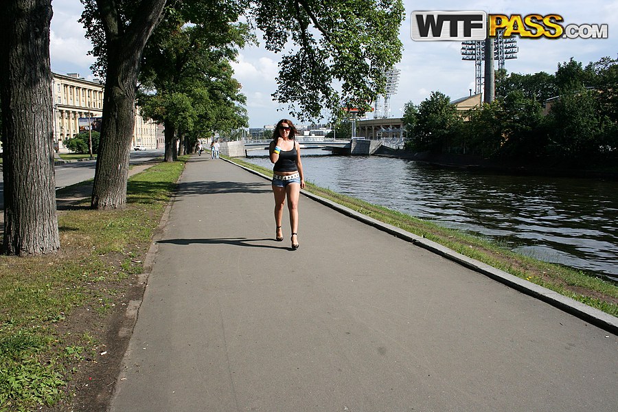 एमेच्यूर लड़की कार के पिछले सीट पर सेक्स के बाद लंड से वीर्य चूसती है