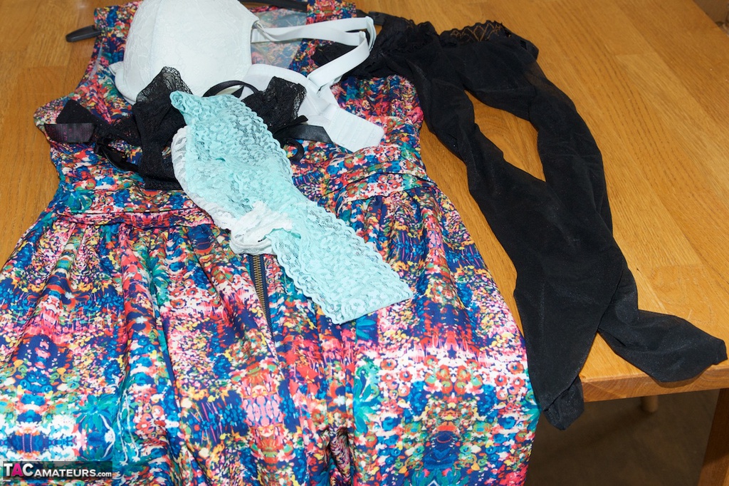 巨乳素人淫乱女医が着替え中に下着を着替える