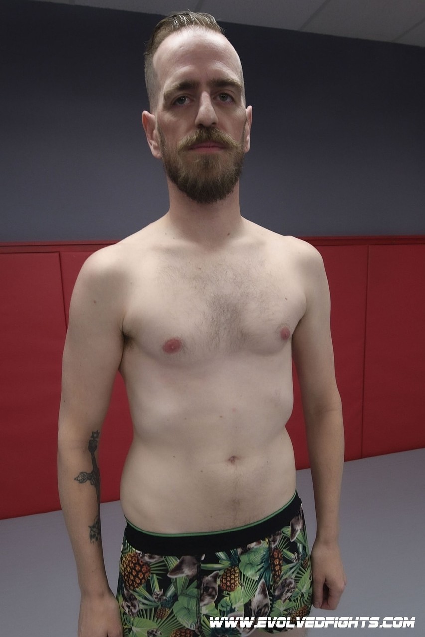 Brunette Catcheuse Arielle Aquinas Donne Une Pipe Pendant Le Combat