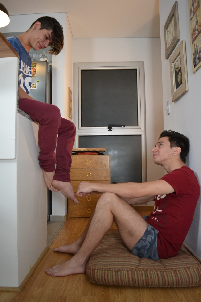 زوج مثير شاب مخنث هواة يخلع ملابسه ويمارس الجنس الشرجي المكثف على الأرض