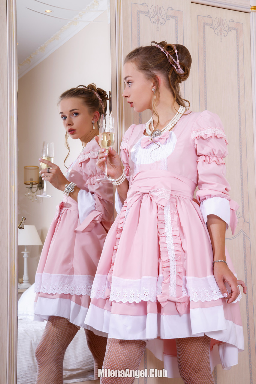 优雅美女 Milena Angel 脱下华丽礼服 穿着内衣摆姿