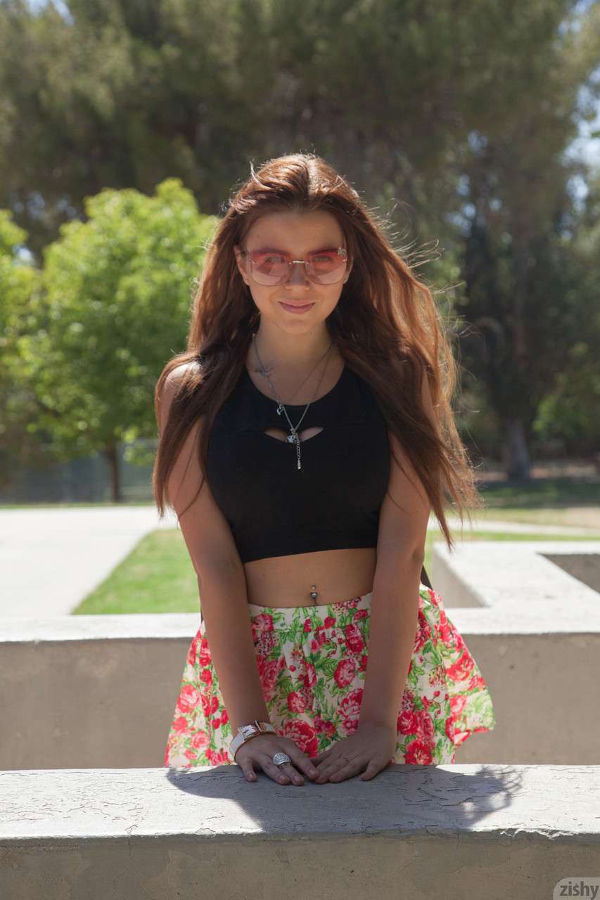 俄罗斯美女Marina Visconti在公共场合露内裤和胸部