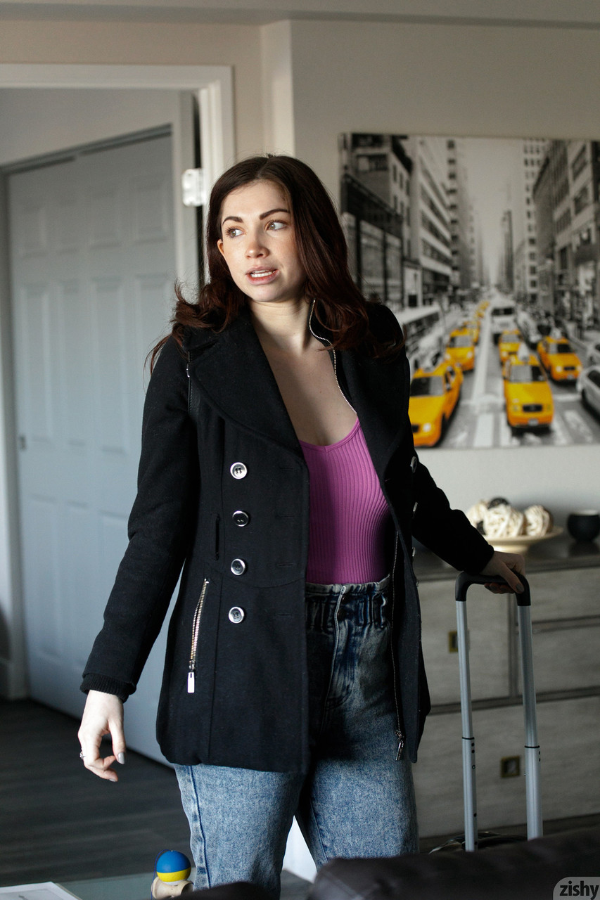 Jazz Reilly 裸露身體只穿緊身衣並以大奶和屁股挑逗