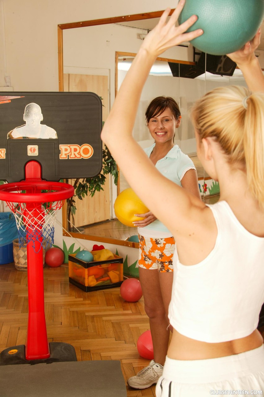 Club Seventeen Sylvie Sinner Aur Zuzana Zeleznovova Ki Chudai Tasveerein