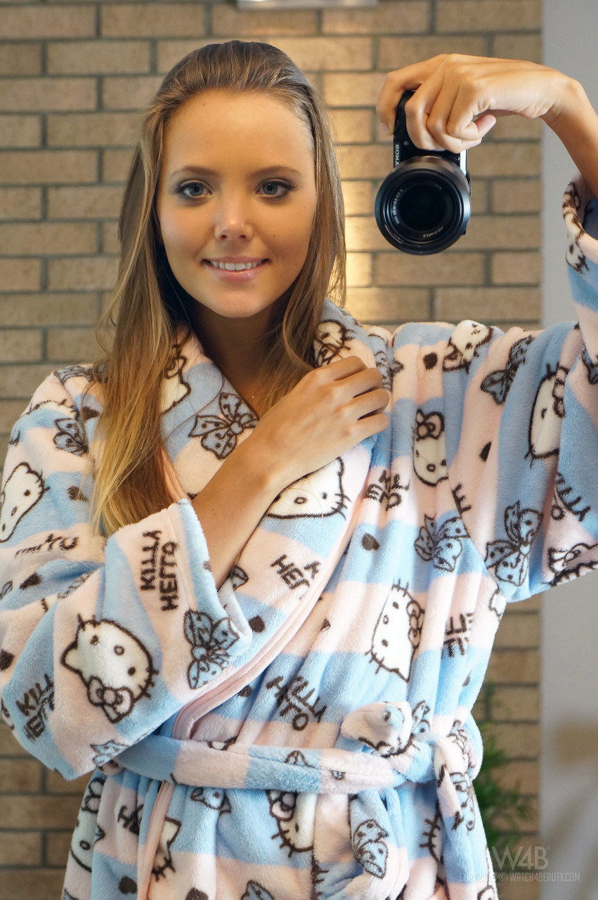 Clover Tira Selfies Com Um Espelho Para Mostrar Seu Corpo Quente De Adolescente E Seu Clítoris