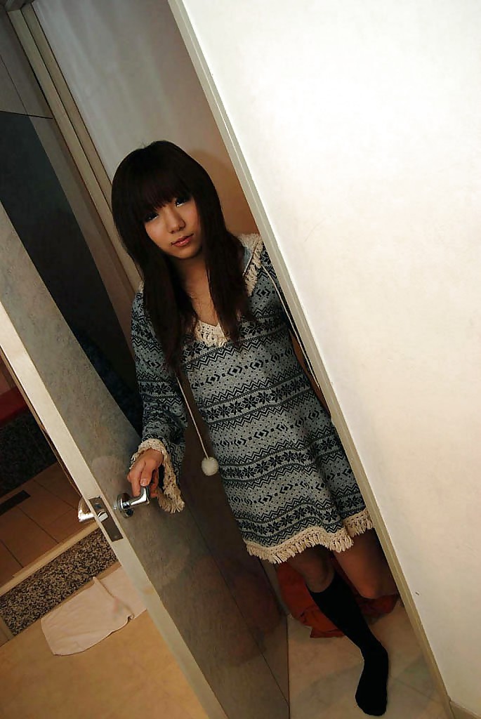 Милая Азиатская Красавица Мегуми Китигава Раздевается И Раздвигает Её Сексуальные Ноги