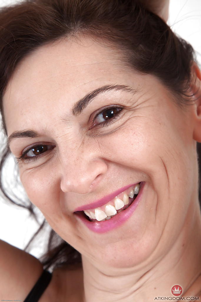 السيدة الكبيرة ذات الخبرة فرانشيسكا تفتح مهبلها المشعر عن قرب