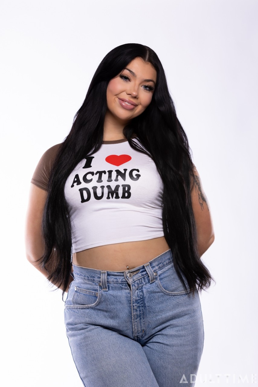 Крупный План Полненькой Брюнетки Холли Дэй Играющей С Своей Сладкой Розовой Пиздой