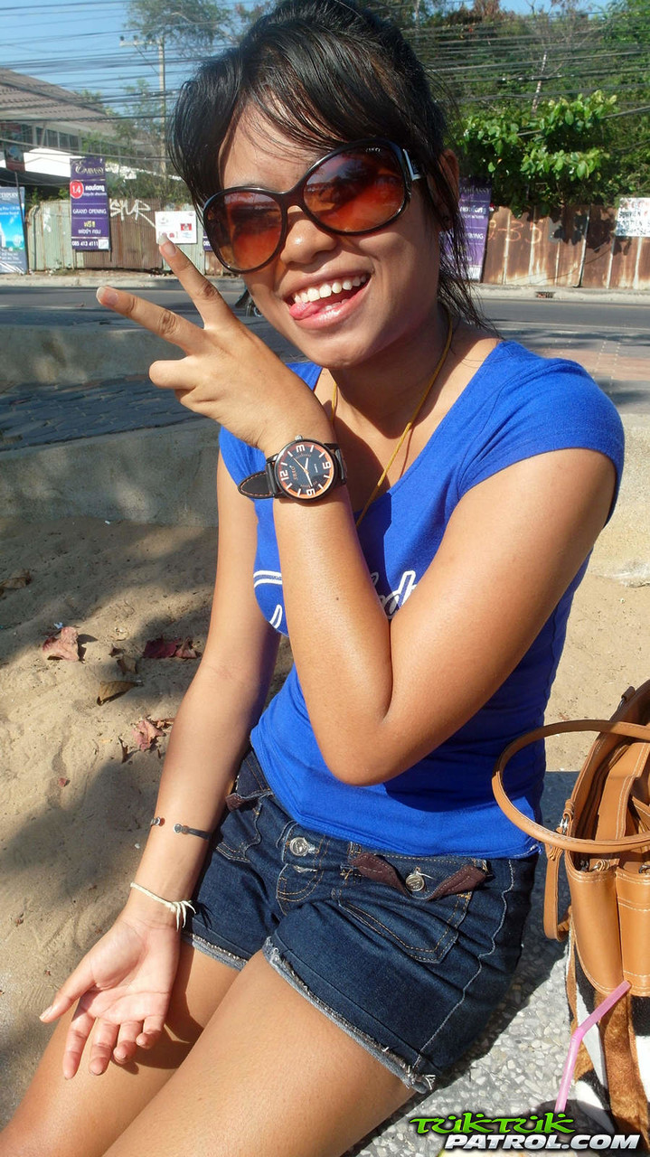 Beleza Tailandesa Com Belos Seios Tira A Roupa Então Posa Nua