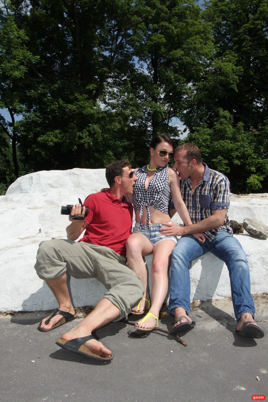 Estrela Alemã Fabienne Chupa Dois Paus E É Arrombada Num Barco Pequeno