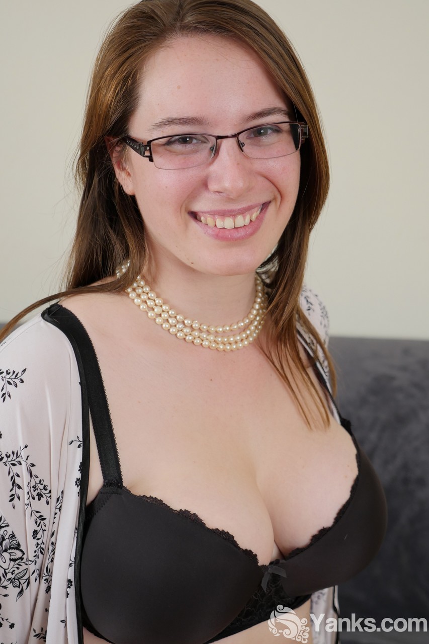 Брюнетка Милф Пэйшнс Морган В Очках Трахает Клитор И Показывает Большие Сиськи