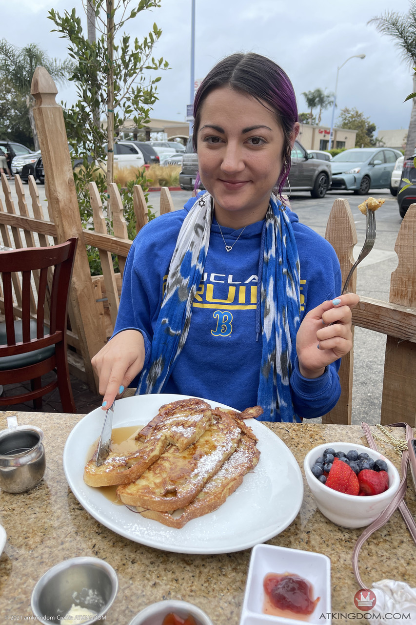 Séduisante Brune Lily Adams Étale Une Chatte Rasée Gonflée De Près