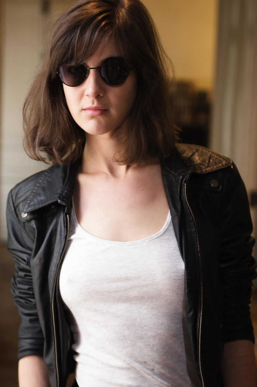 المراهقة السمراء ذات العانة الكثيفة ليوندا أ تتعرى وتتصور منفردة