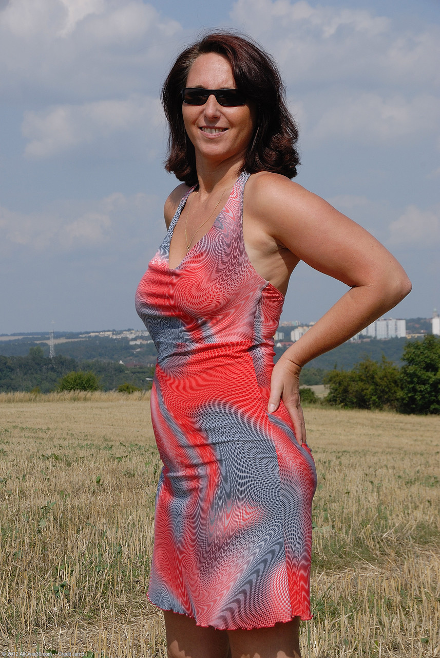 الزوجة السمراء في الهواء الطلق ديمي تتباهى بثديين كبيرين وتفرك مهبلها الصغير