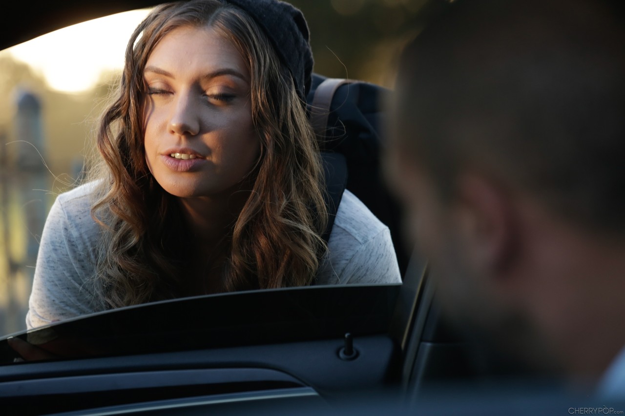 Adorável Elena Koshka Dando Ao Seu Homem Um Presente De Boquete & Levando Um Pau Grande