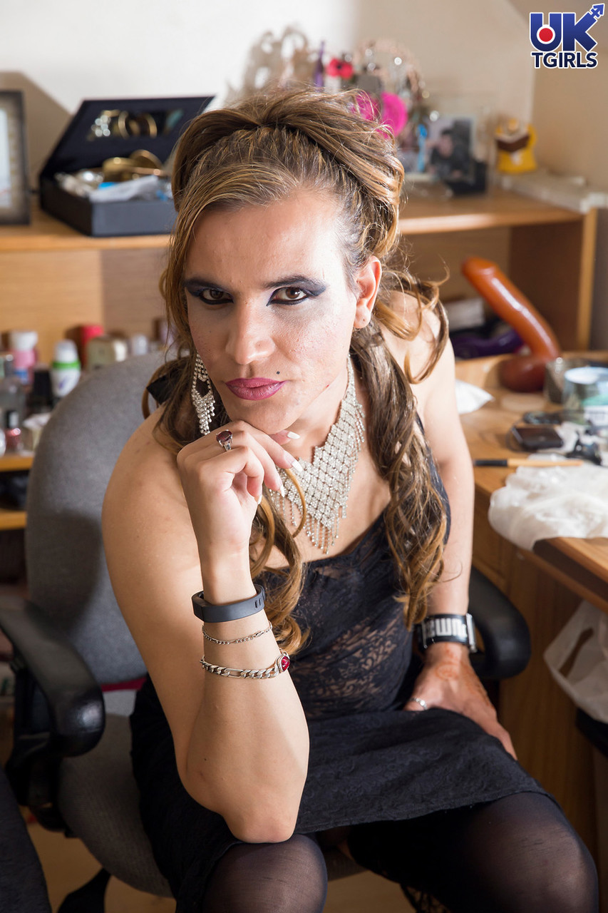 صور عارية لتجيرلز بريطانية إلزا ريما