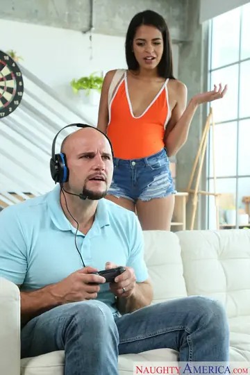 Vienna Black – Latina Brunette in Shorts Takes a Cock Anal