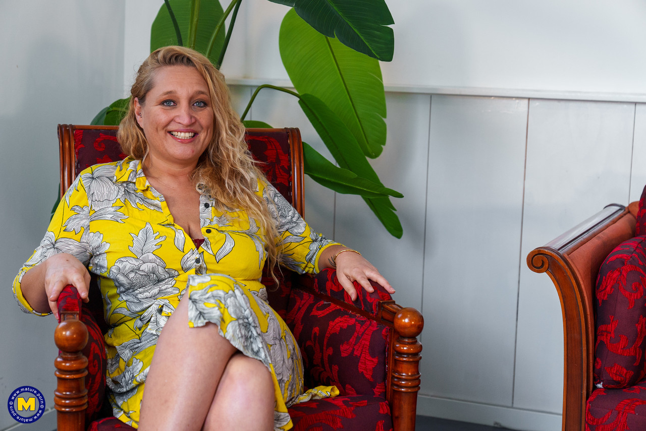 Пышная Зрелая Блондинка Электра Стоун Наклонена К Дивану Для Секса В Позе Собачки