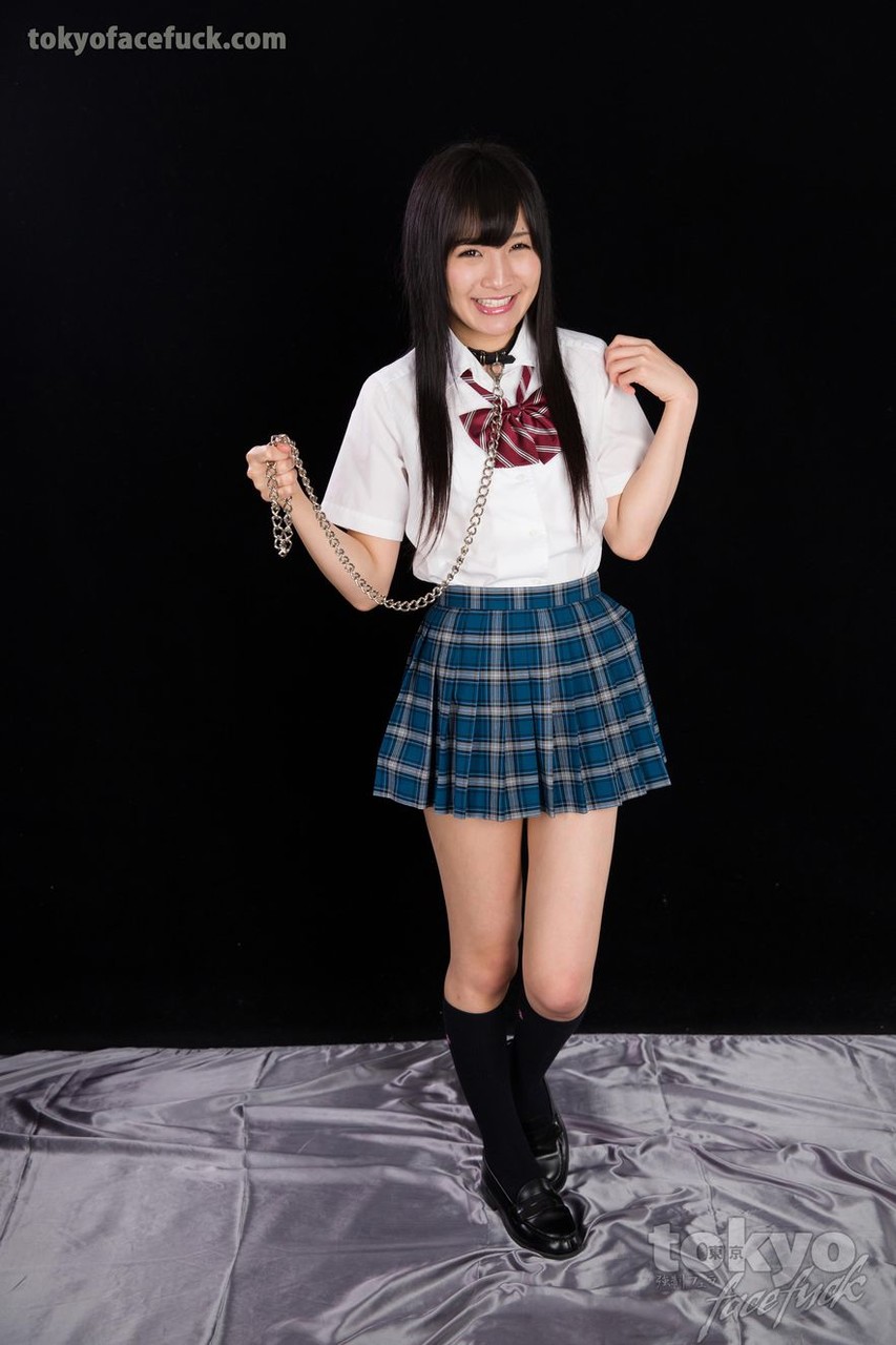 日本人女子生徒は膝をついて口で犯されている間に大量に涎を垂らす