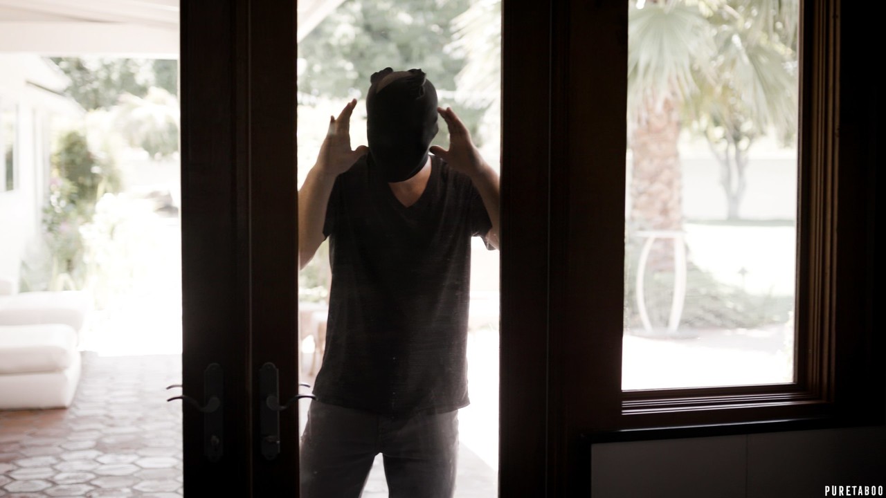 Candice Dare Housewife Threesome Creampie