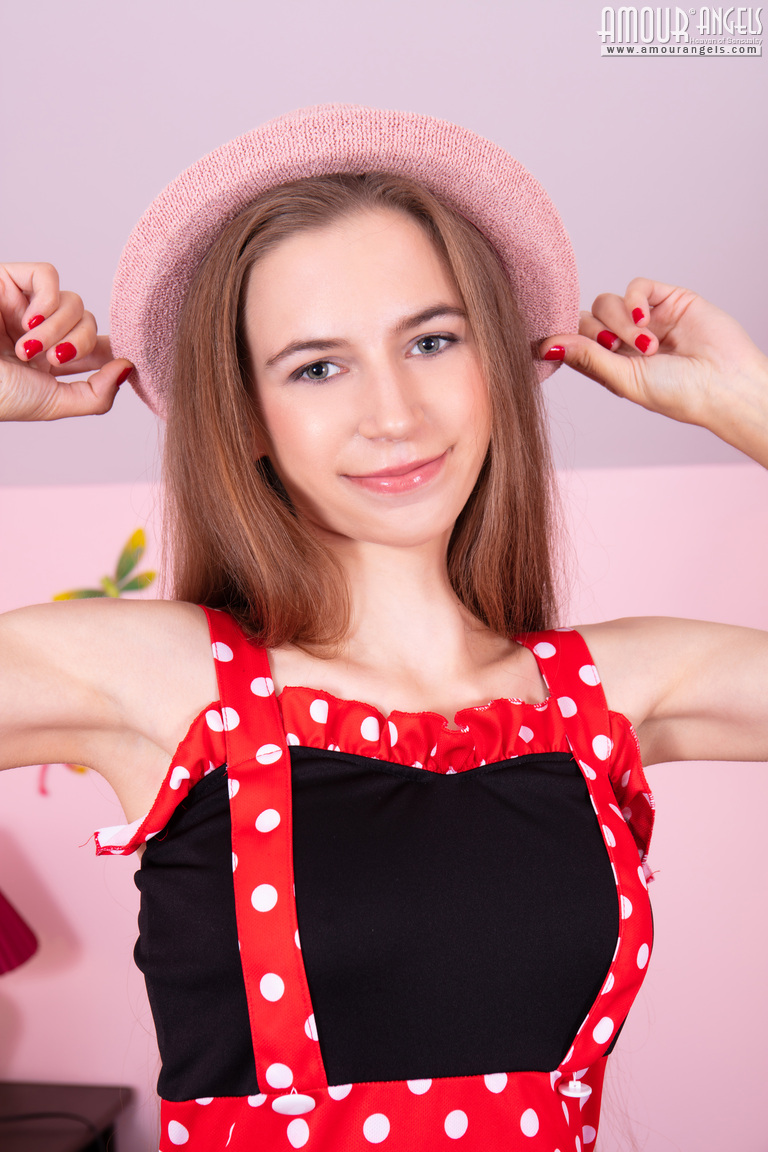 Charming Teen Riana Gets Totally Naked With Flower In Hair