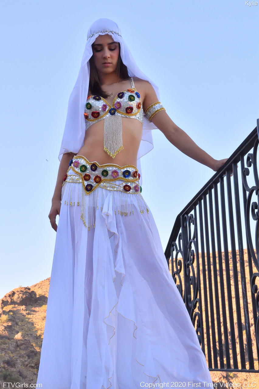 Bailarina Del Vientre Glamurosa Kylie Se Desnuda Y Muestra Sus Deliciosos Agujeros En Público