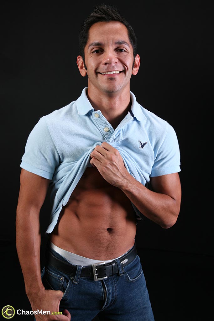 सुंदर गे लातिनो ट्रिस नग्न होता है और अपने बड़े कठो लिंग की मालिश करता है