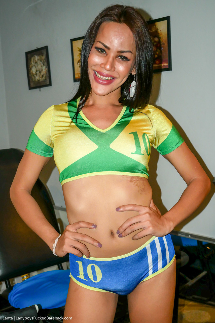 فتاة آسيوية بنية اللون لطيفة تلعب بألعابها قبل الجماع الشرجي