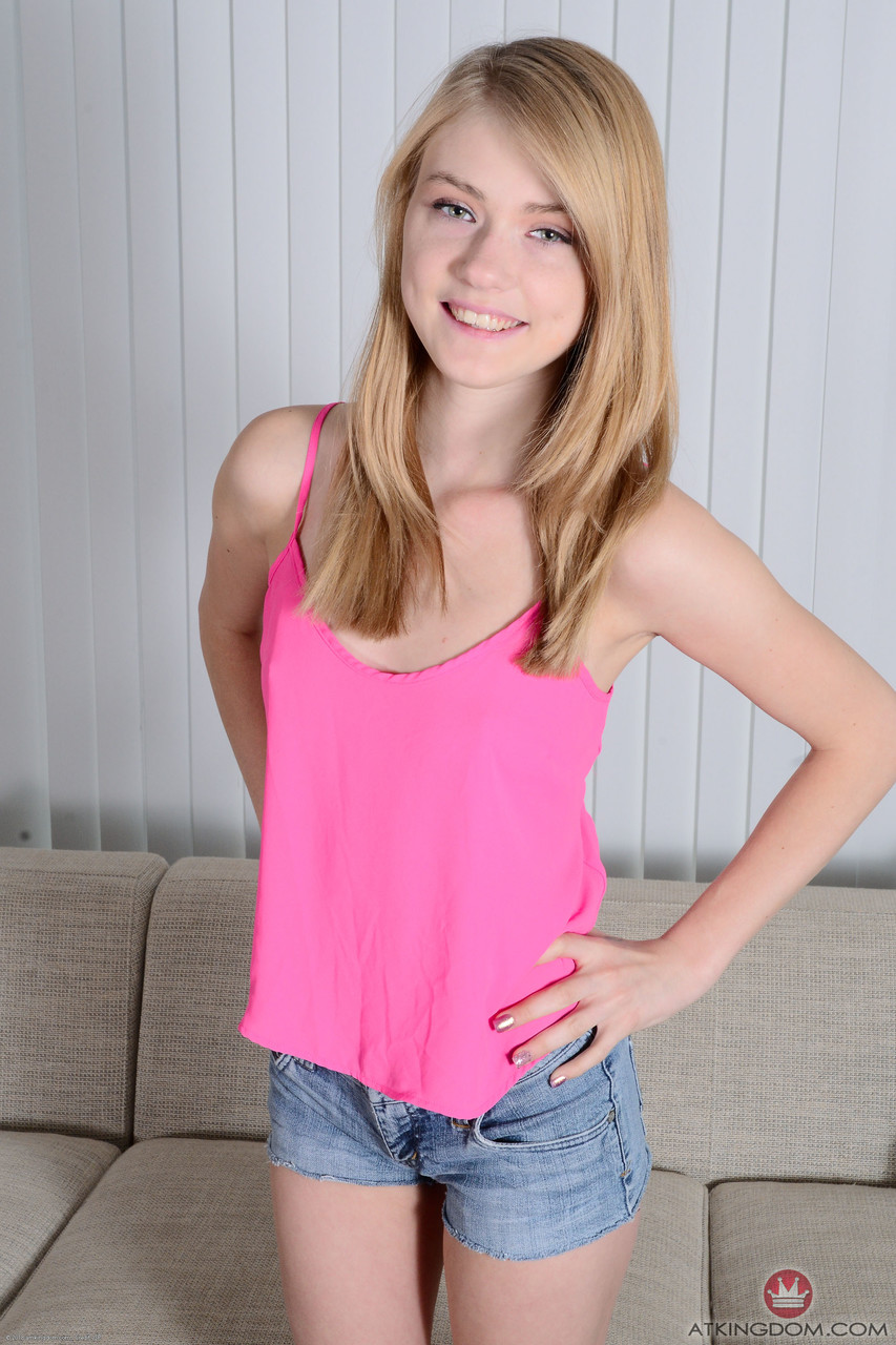 ハンナ・ヘイズがピンクのビーバーをこすり大きなブーティを披露