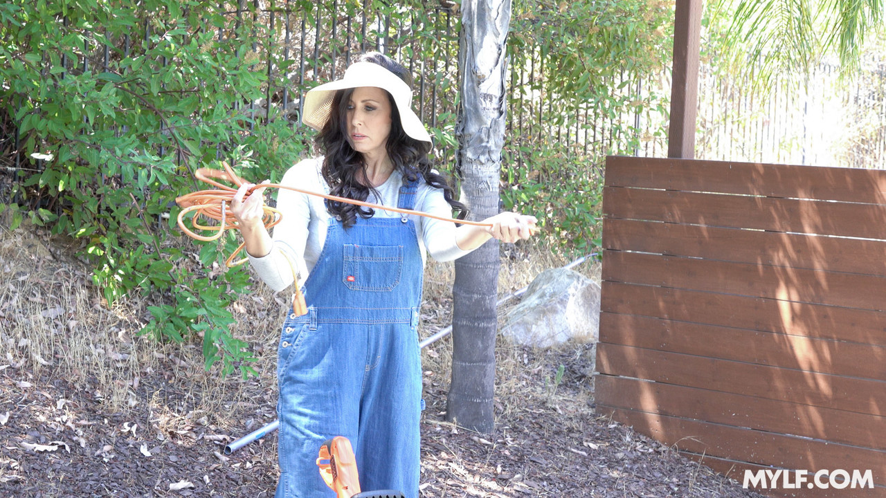 Big Boobs Cougar Reagan Foxx Takes Dick In Her Muff