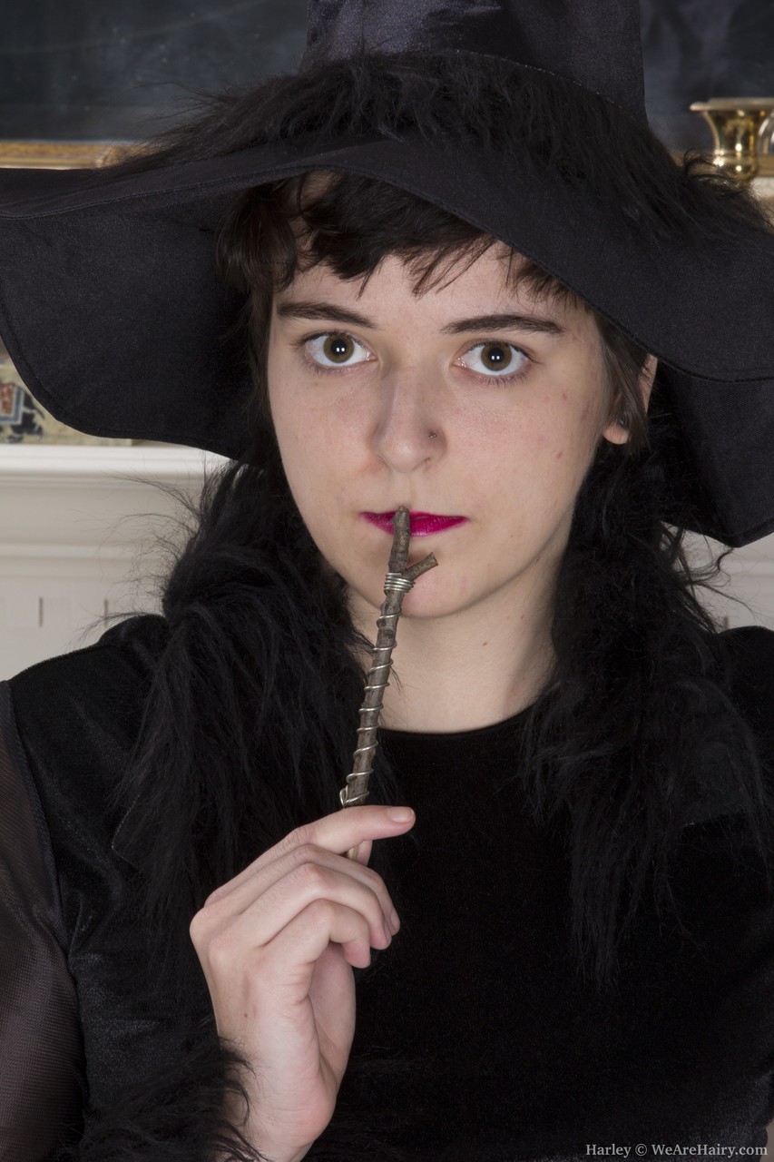 黑发女巫哈莉露出她毛茸茸的大腿和阴道