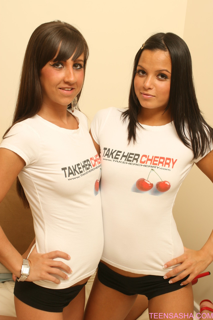 Lesbienne Sasha Cane Lèche La Chatte De Sa Petite Amie Et La Baise Avec Un Godemichet