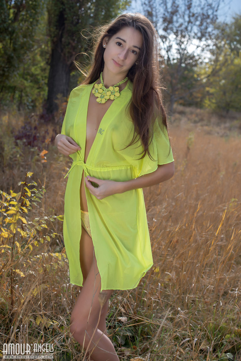 大学女生Sugary在秋日好天气户外展示她晒痕分明的身体