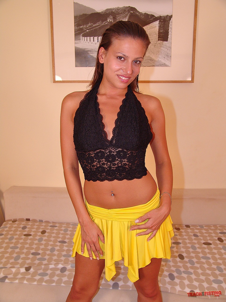 Hungarian Amateur Babe Eva Mendez Sticks Bat In Muff Before Fisting